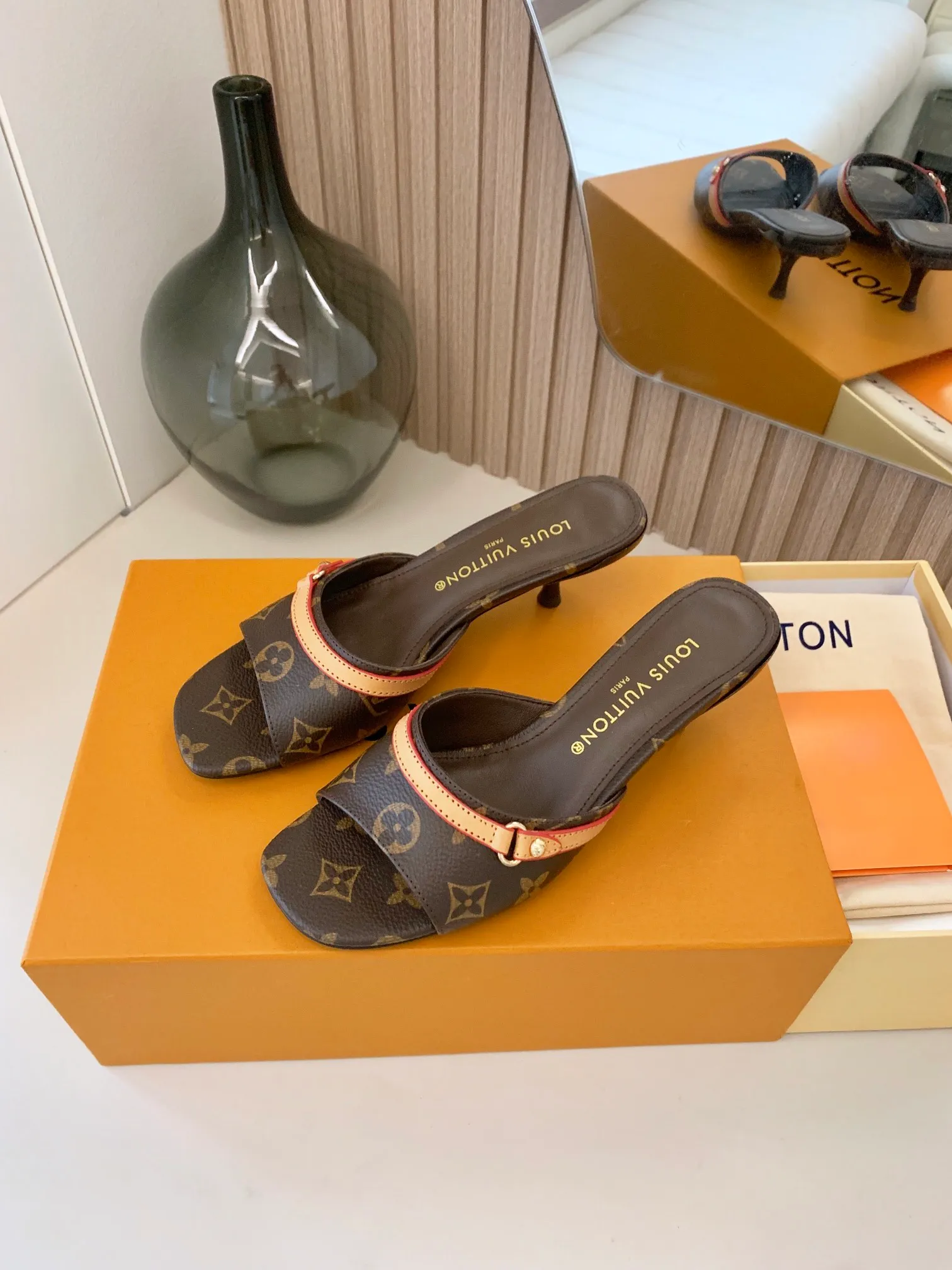 👟👟Ex-factory price 440👟👟 LV ss24 new arrival～Spring and summer single cat heels. The brown leather with tannin color is so brilliant! The perfect kitten heel, which is just right, is high-end, classic, sexy and comfortable, and it has full marks for summer shoes 💯 It is a must-have item to match! Material: Denim➕Cow leather Lining: Full sheepskin for foot pads Outsole: Genuine leather outsole Shoe size: 34-40